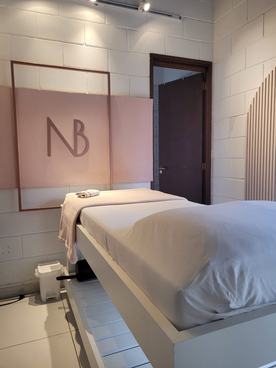 Sala de atendimento de Isabella Rosa na Clínica Dr. Cássio Namen